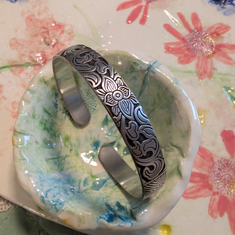 Heavy Silver Floral Patterned Handmade Bangle Bracelet - Picture 4 of 10